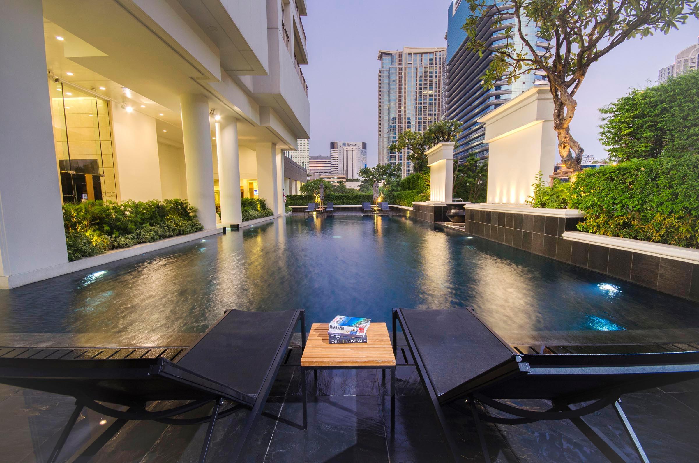 Grande Centre Point Ploenchit Ξενοδοχείο Μπανγκόκ Εξωτερικό φωτογραφία The pool at the U Sathorn
